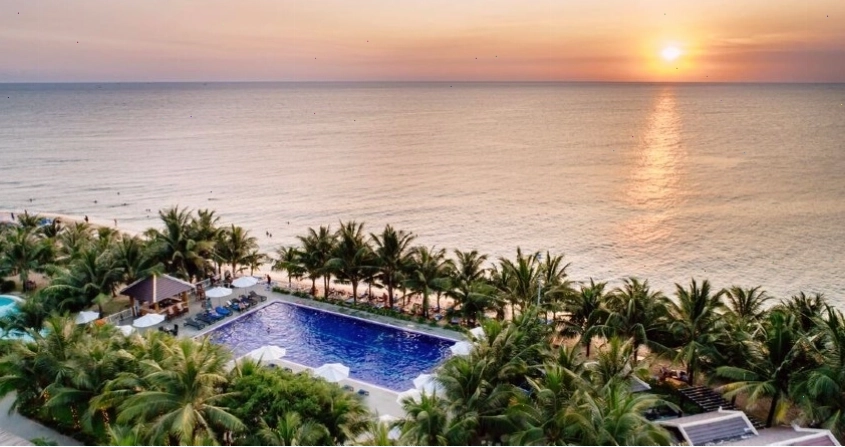 Cận cảnh hồ bơi và khu vực nghỉ dưỡng tại Amarin Resort & Spa Phú Quốc