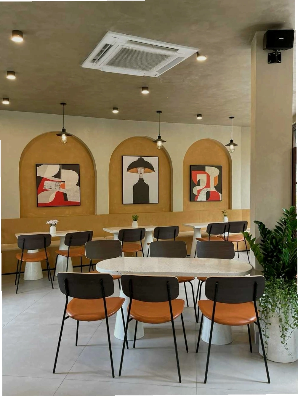 Cận cảnh ly cà phê đặt trên bàn gỗ, ánh sáng yếu
