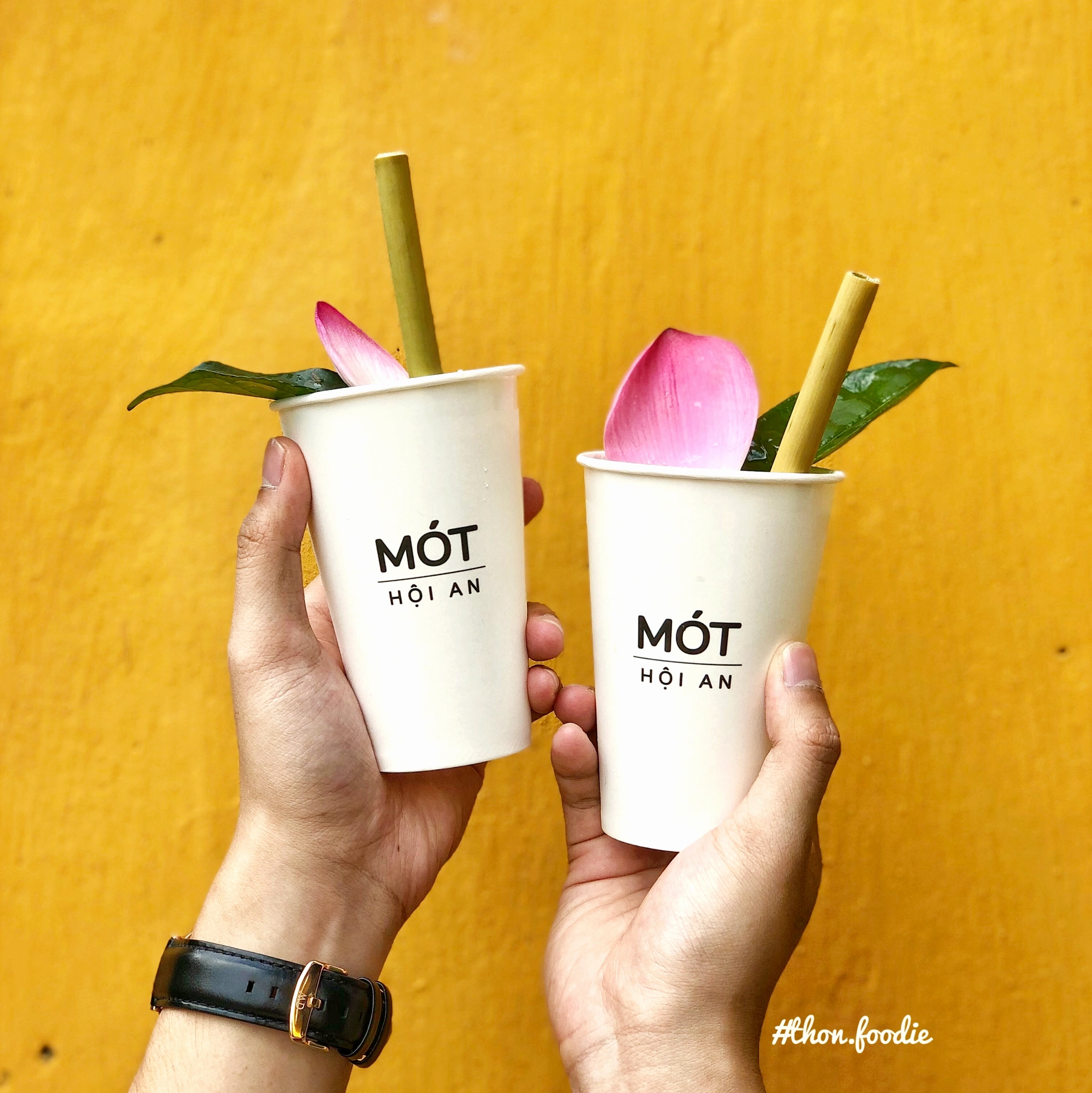 Cận cảnh ly trà thảo mộc Mót Hội An