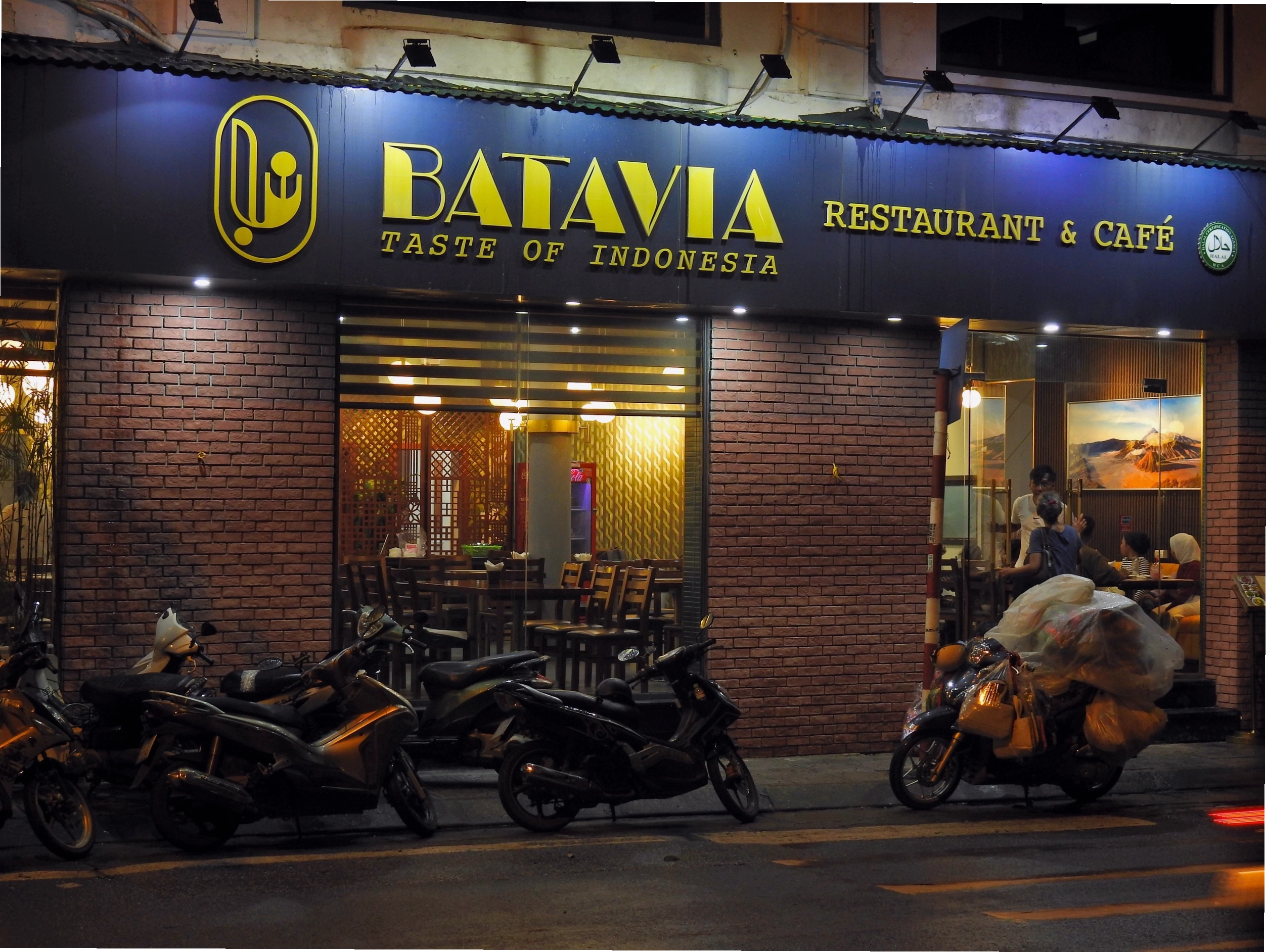 Cận cảnh mặt tiền nhà hàng Batavia Halal Indonesian Restaurant & Cafe