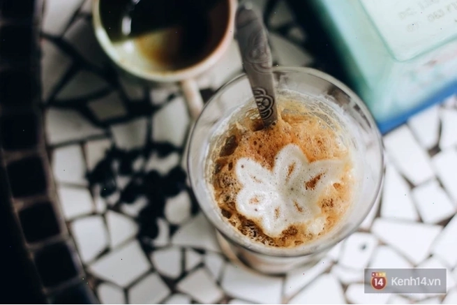 Cận cảnh menu đồ uống tại một quán cà phê Hà Nội
