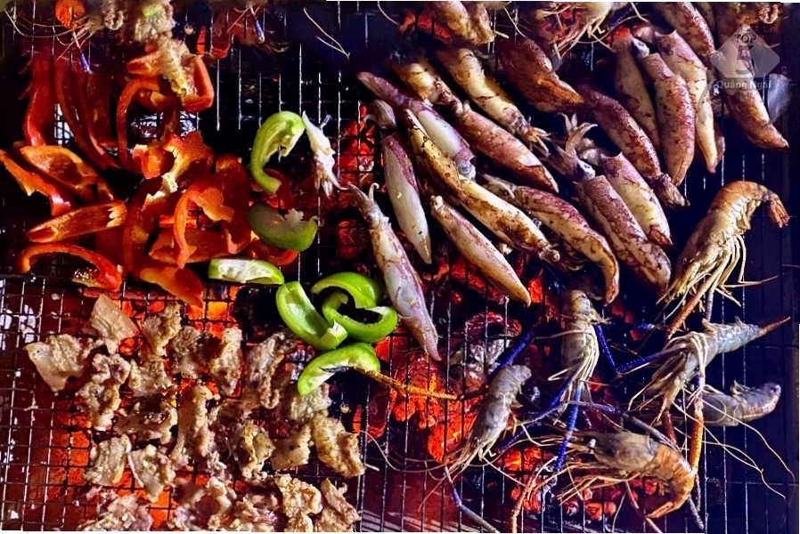 Cận cảnh món ăn ngon trong buổi tiệc BBQ hải sản tại biển