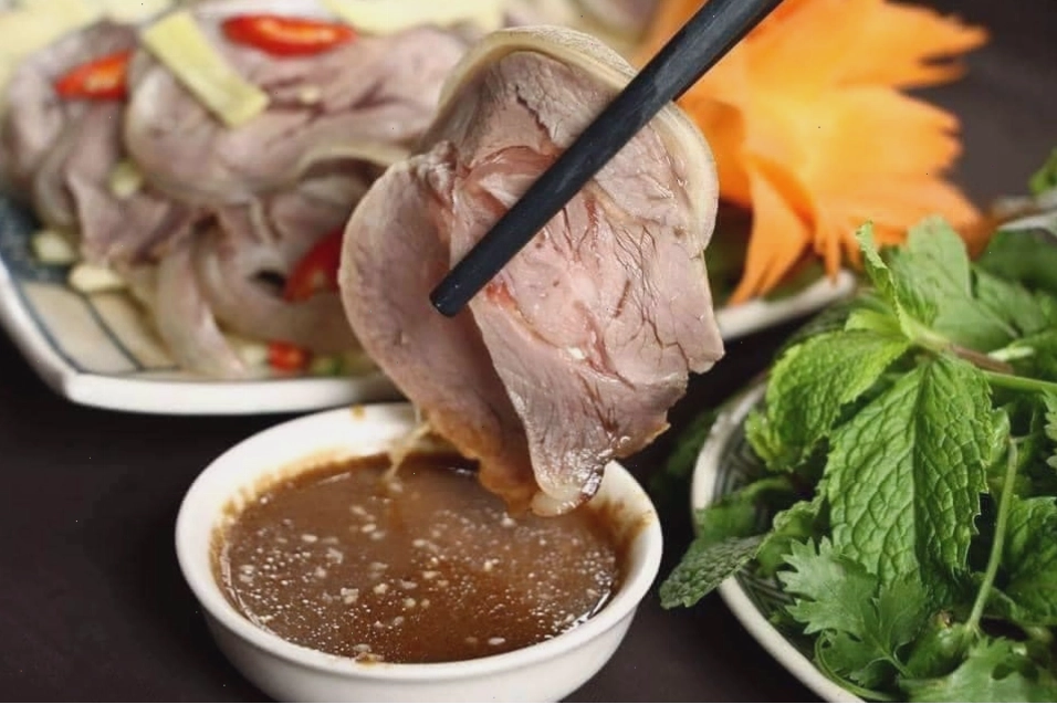 Cận cảnh món dê tái chanh tươi mát