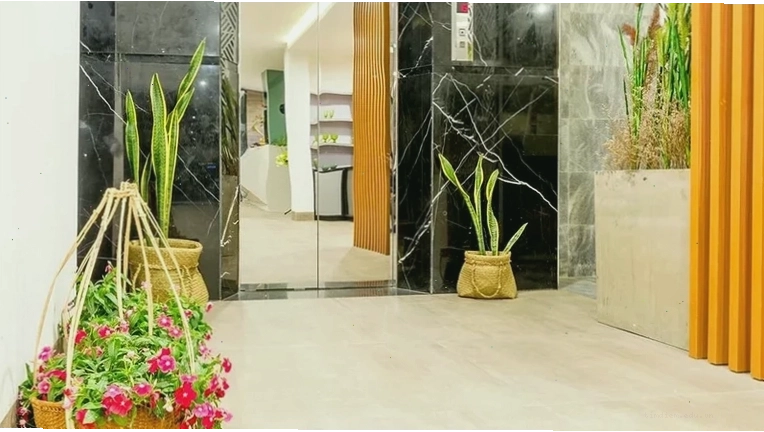 Cận cảnh một ban công có tầm nhìn đẹp tại Khách sạn Platinum