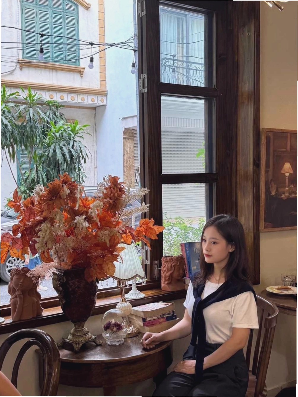 Cận cảnh một chiếc bánh ngọt được đặt trên bàn cùng ly cà phê
