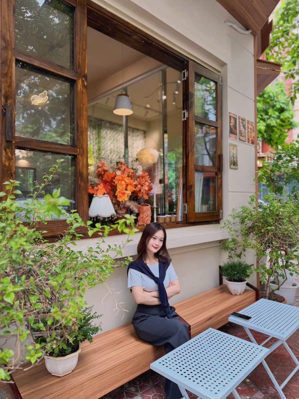Cận cảnh một góc quán cafe chill với ánh sáng tự nhiên chiếu qua cửa kính