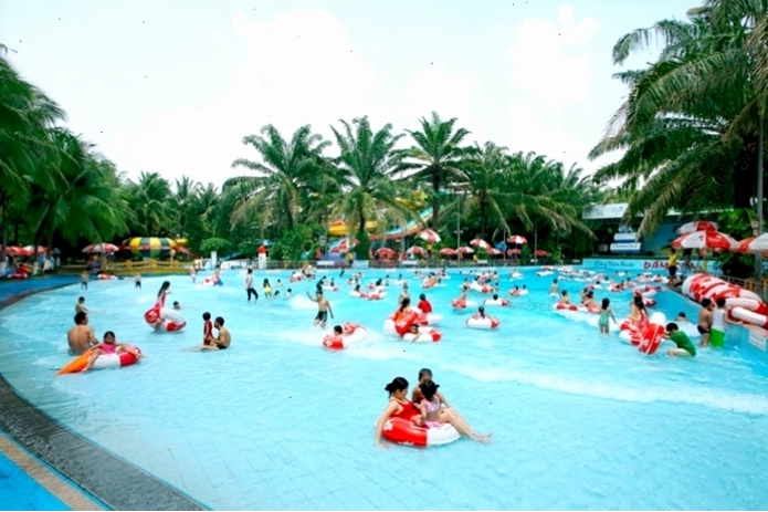 Cận cảnh một trò chơi trượt nước với đường ống xoắn ốc tại Công viên Nước Đầm Sen