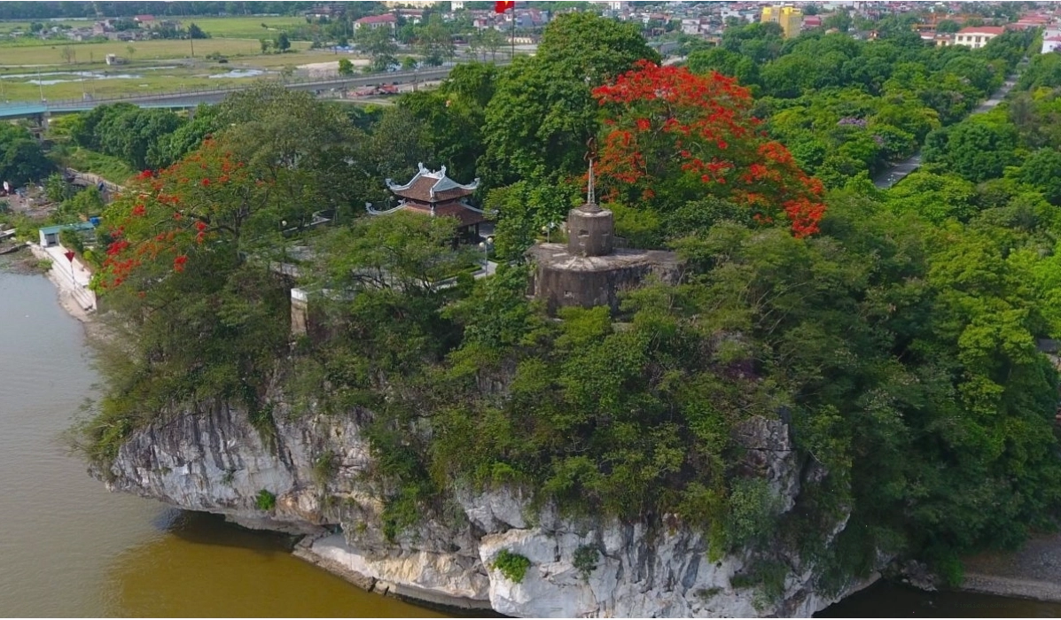 Cận cảnh những bài thơ được khắc trên vách đá Núi Non Nước