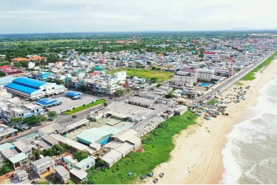Cận cảnh những con sóng vỗ vào bờ cát trắng mịn tại Phước Hải