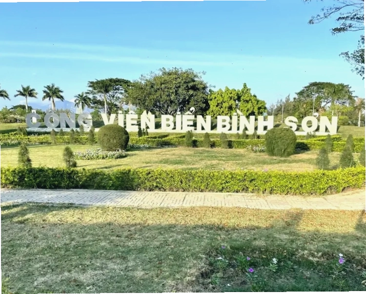 Cảnh biển đẹp mê ly gần công viên