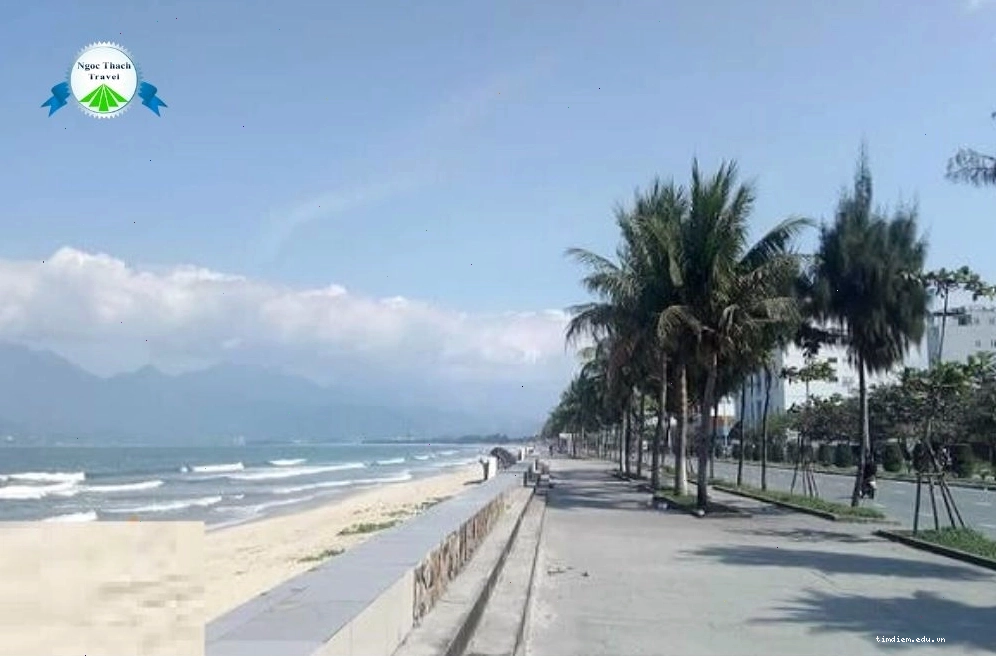 Cảnh biển Nguyễn Tất Thành xanh trong