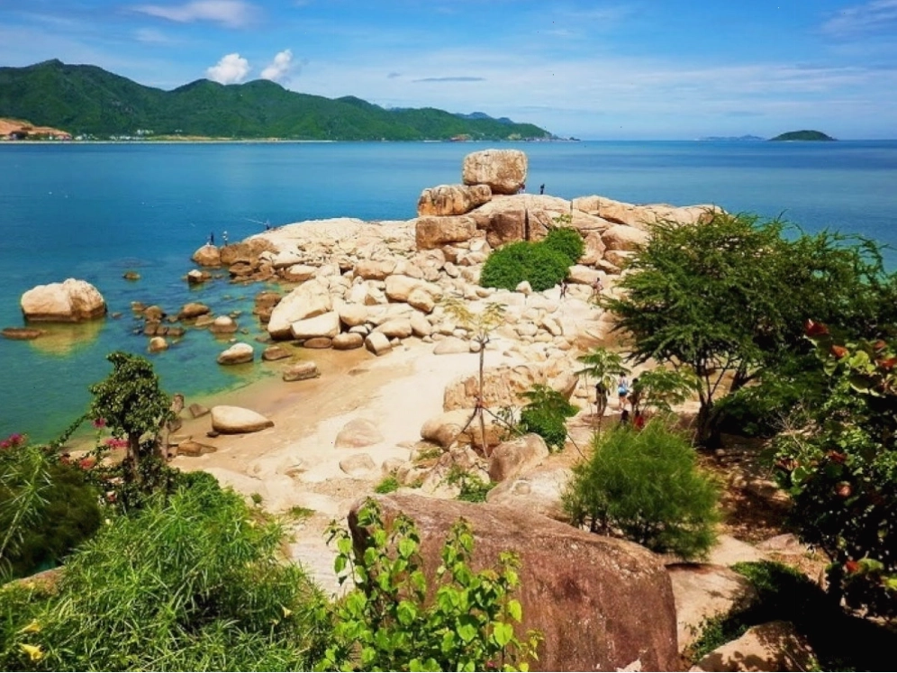 Cảnh biển Nha Trang tại Hòn Chồng với những khối đá kỳ lạ
