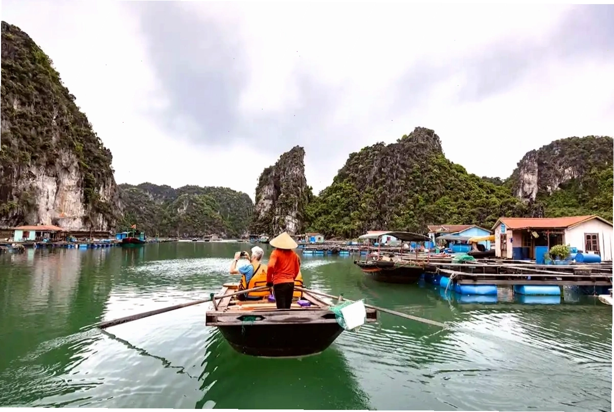 Cảnh biển Vịnh Lan Hạ dưới ánh nắng chan hòa