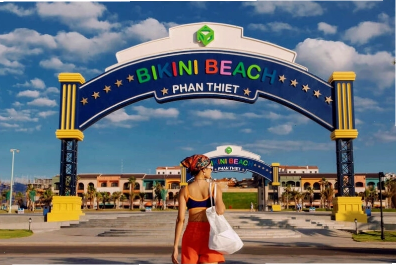 Cánh cửa đỏ độc đáo tại công viên biển Bikini Beach Phan Thiết