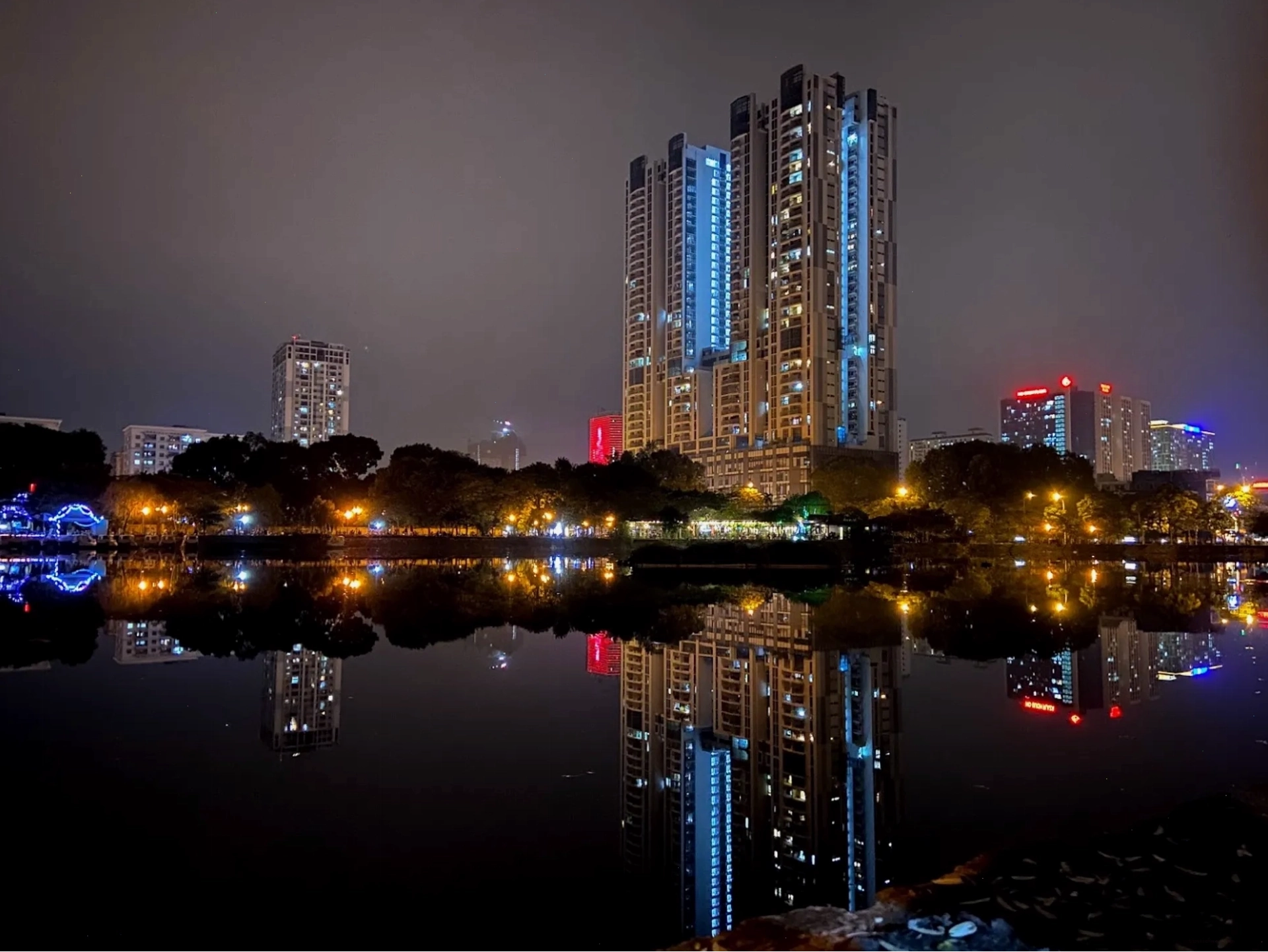 Cảnh đêm lung linh tại khu vực hồ của Parkcity Hanoi