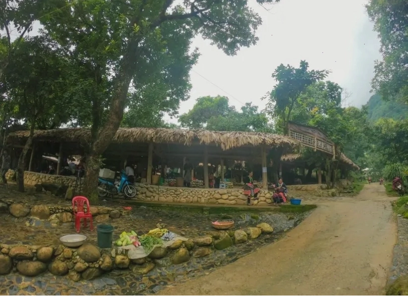 Cảnh đẹp thiên nhiên hùng vĩ xung quanh Sin Suối Hồ