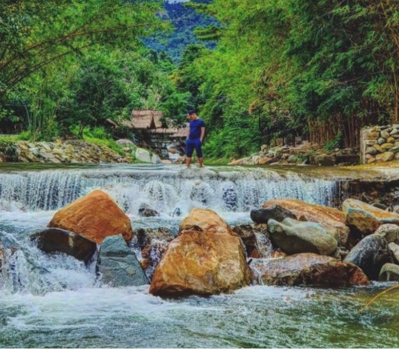 Cảnh đẹp thơ mộng của Suối Tiên Diên Khánh với những ghềnh đá và cây xanh