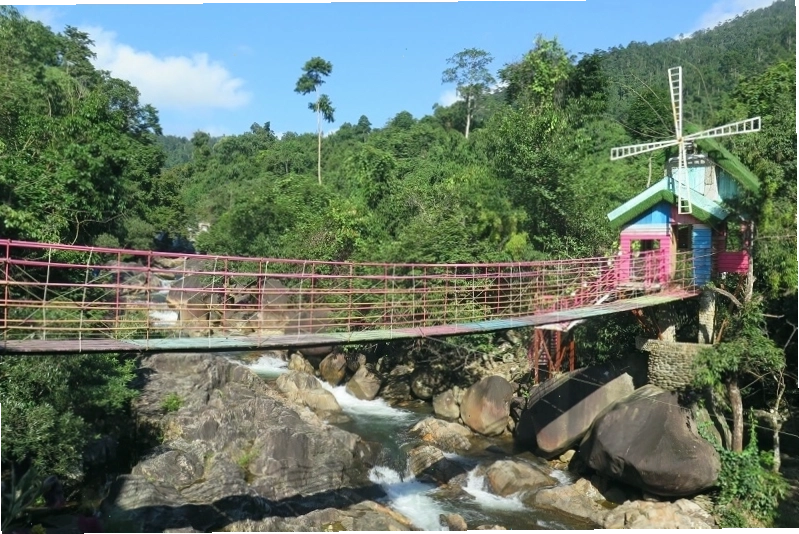 Cánh đồng muối Sa Huỳnh với những luống muối trắng trải dài
