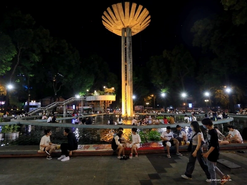 Cảnh Hồ Con Rùa về đêm