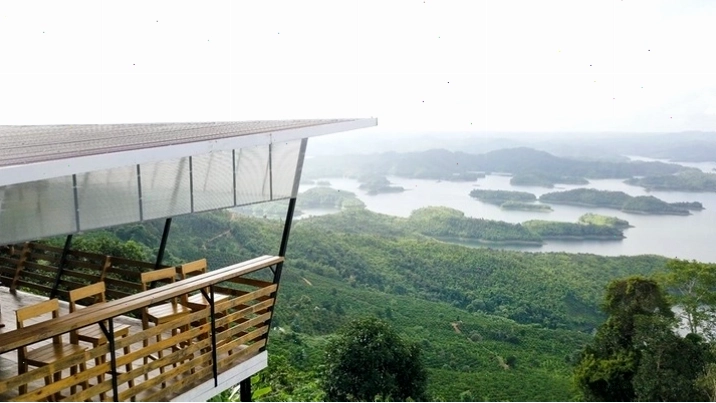 Cảnh hoàng hôn lãng mạn nhìn từ Freedom Green Village
