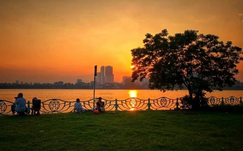Cảnh hoàng hôn lãng mạn trên Hồ Tây