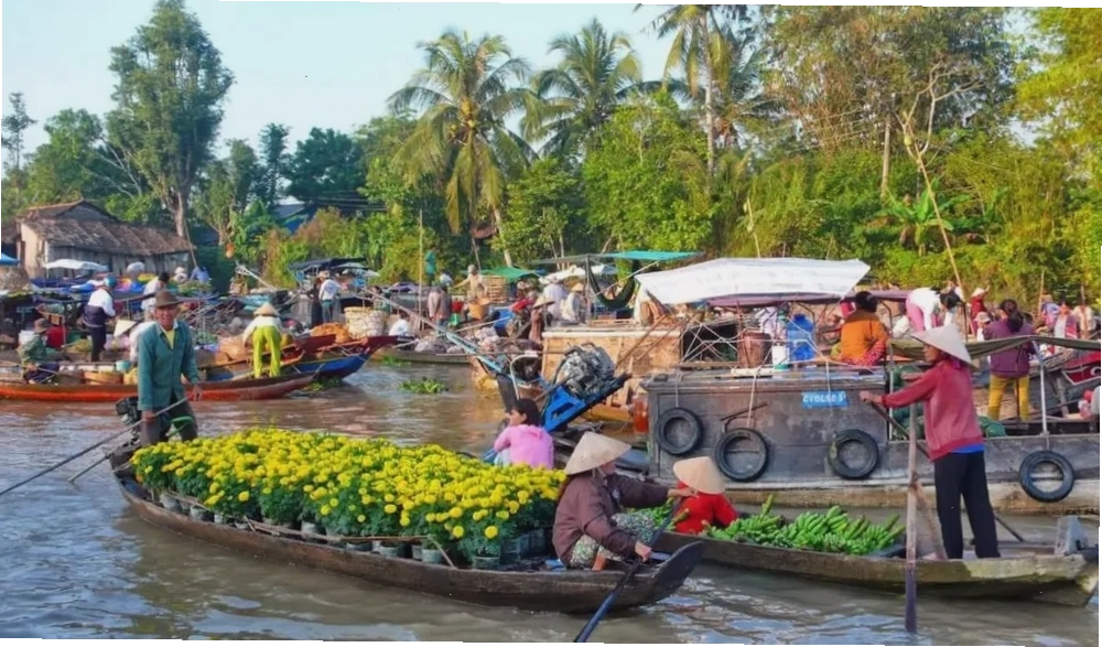 Cảnh mua bán tấp nập trên Chợ Nổi Ngã Năm Sóc Trăng