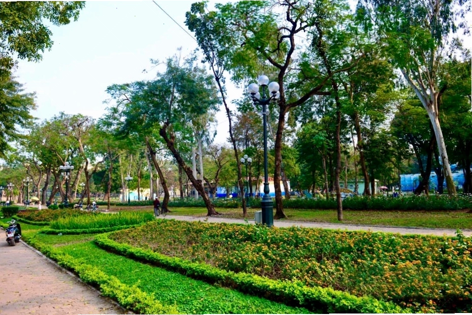 Cảnh người dân vui chơi tại Công viên Thống Nhất