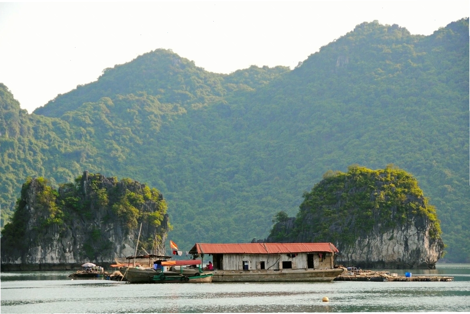 Cảnh nhộn nhịp tại bến phà đi Cát Bà