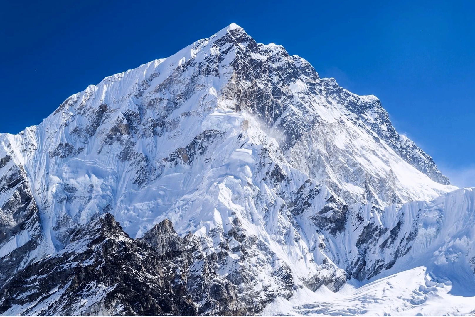 Cảnh quan băng giá trên đường lên đỉnh Everest