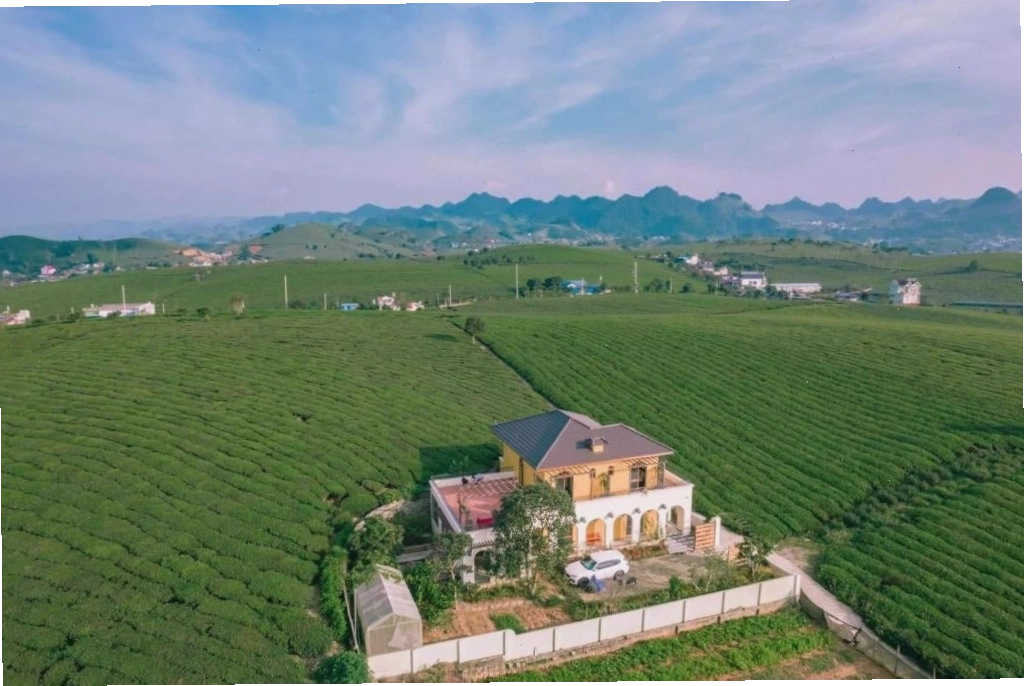 Cảnh quan bên ngoài một villa Mộc Châu cho nhóm, có sân vườn rộng rãi