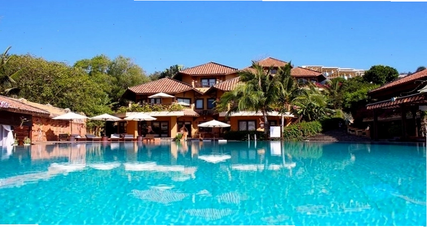 Cảnh quan bên ngoài Poshanu Resort vào ban ngày