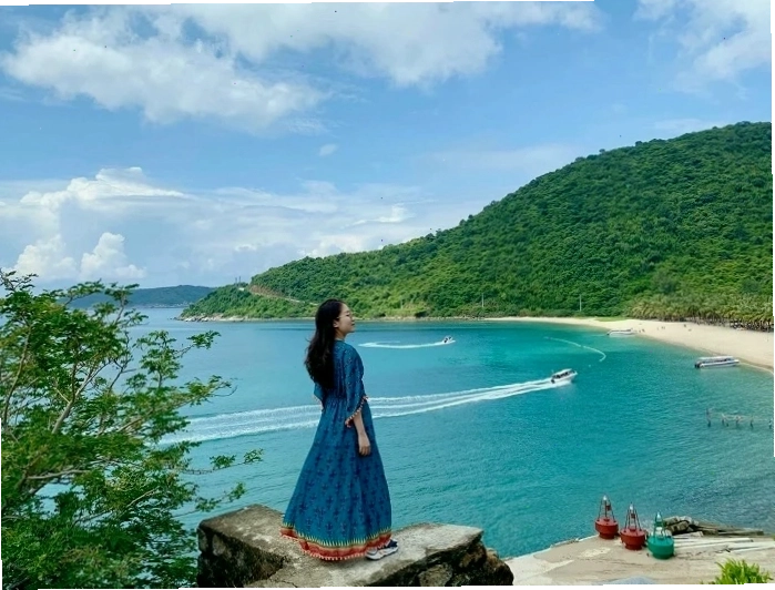 Cảnh quan biển đảo Cù Lao Chàm với làn nước trong xanh