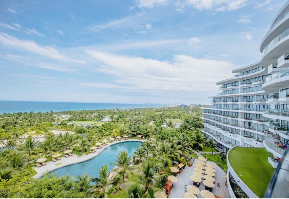 Cảnh quan biển xanh ngắt nhìn từ Cam Ranh Riviera Beach Resort & Spa