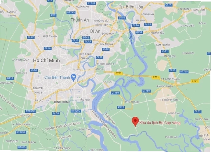 Cảnh quan cây xanh mát mẻ bao phủ khu du lịch