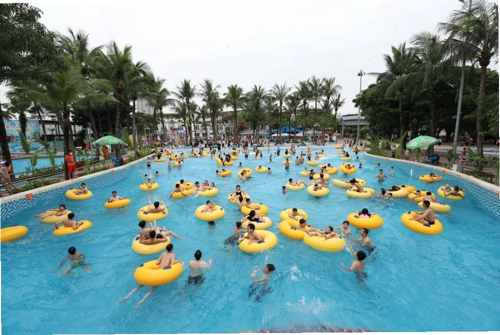 Cảnh quan công viên nước Hồ Tây vào một ngày nắng đẹp