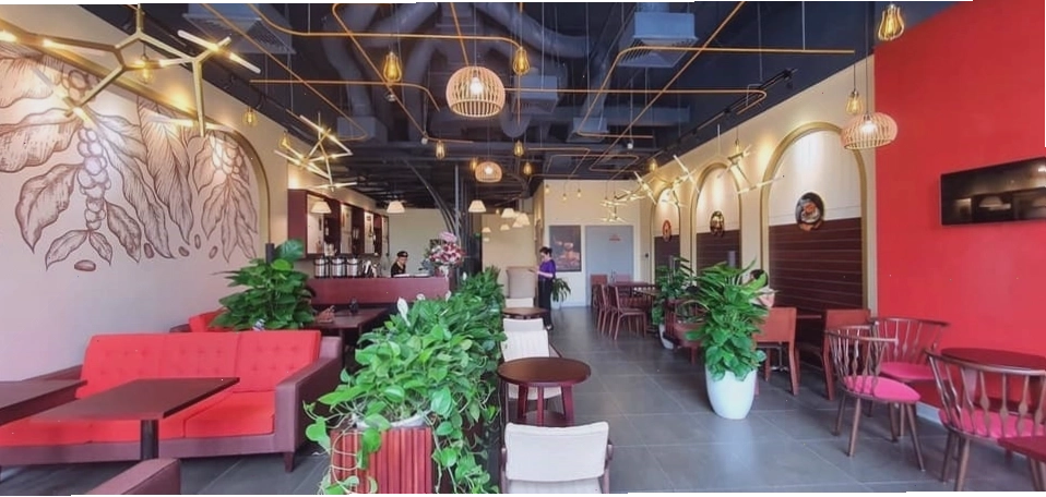 Cảnh quan đường Lê Văn Lương với nhiều quán cafe hấp dẫn