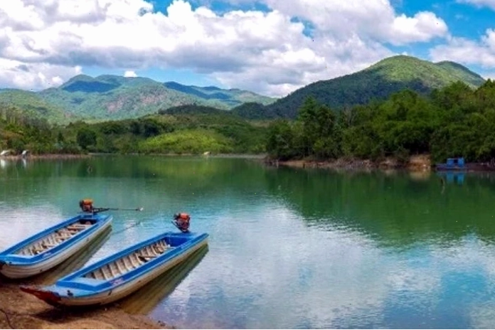 Cảnh quan Hồ Biển Lạc mùa khô với cây cối xanh tươi