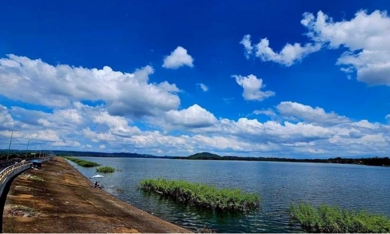 Cảnh quan Hồ Ea Kao với mặt nước trong xanh và cây cối xanh tươi bao quanh