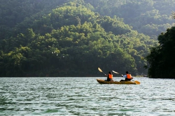 Cảnh quan Hồ Mỏ Luông gần Mai Chau Sunrise Village