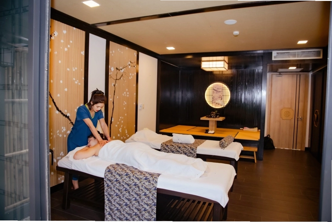 Cảnh quan hồ nước và nhà sàn gần khu suối nước nóng Thanh Thủy