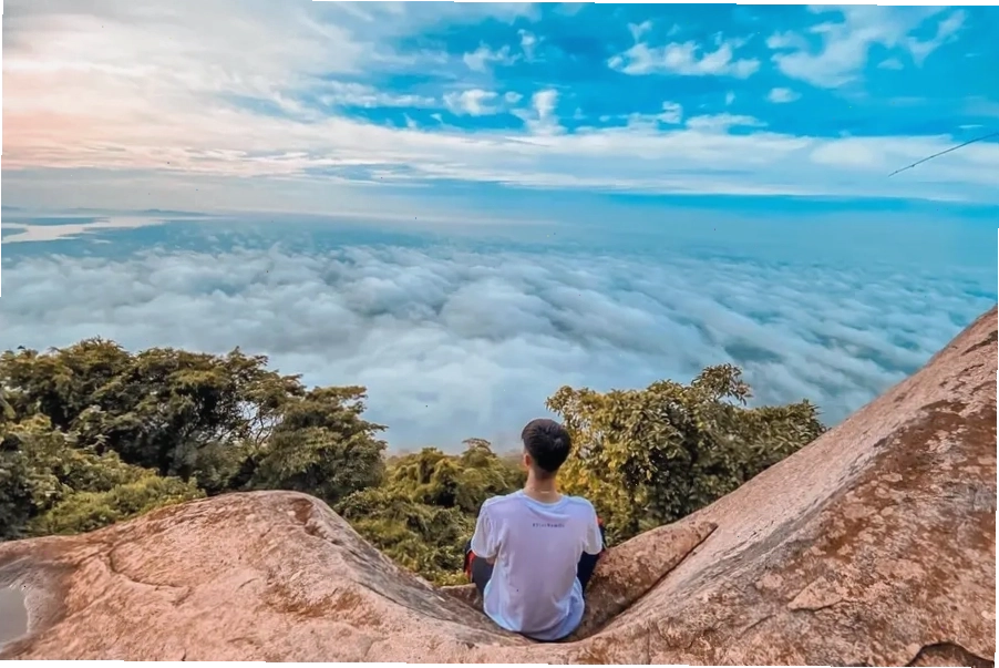 Cảnh quan hùng vĩ của Núi Bà Đen Tây Ninh, thích hợp cho hoạt động săn mây