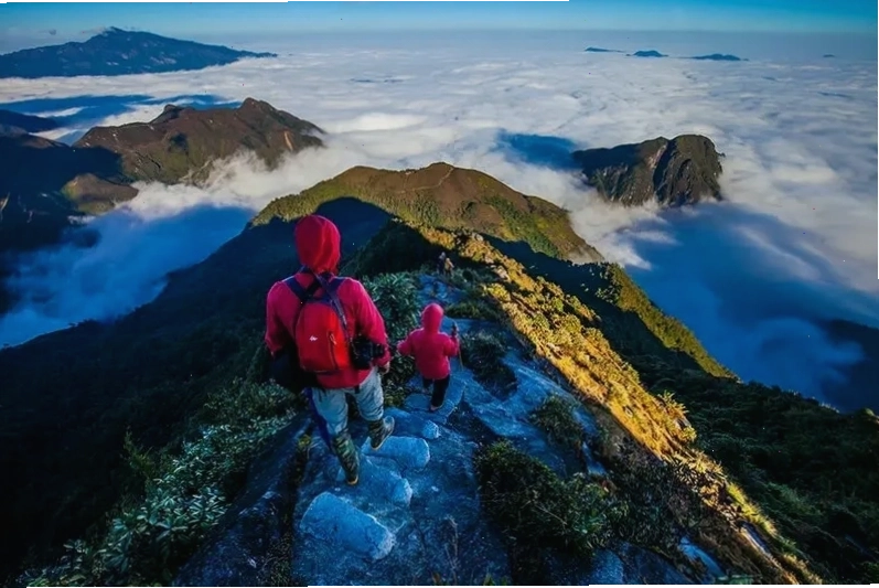 Cảnh quan mây núi bao la nhìn từ Bạch Mộc Lương Tử