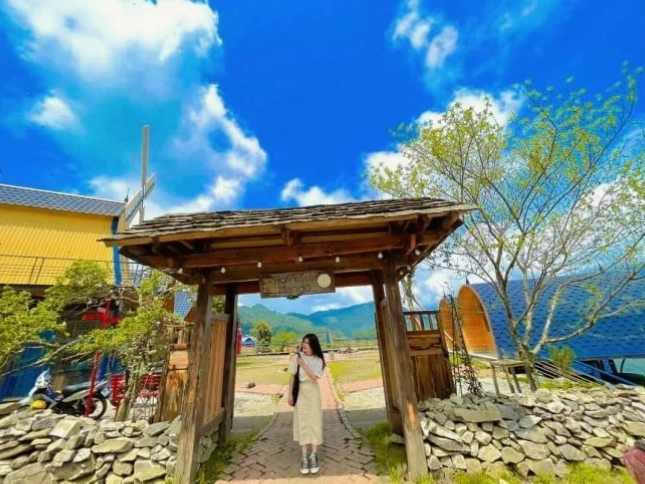 Cảnh quan mây trôi bồng bềnh nhìn từ Mando Homestay Tà Xùa