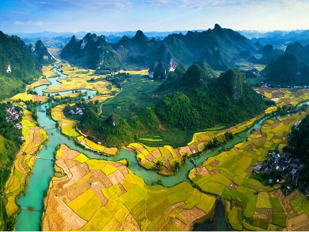 Cảnh quan núi đá vôi trùng điệp đặc trưng của Công viên Địa chất Non Nước Cao Bằng