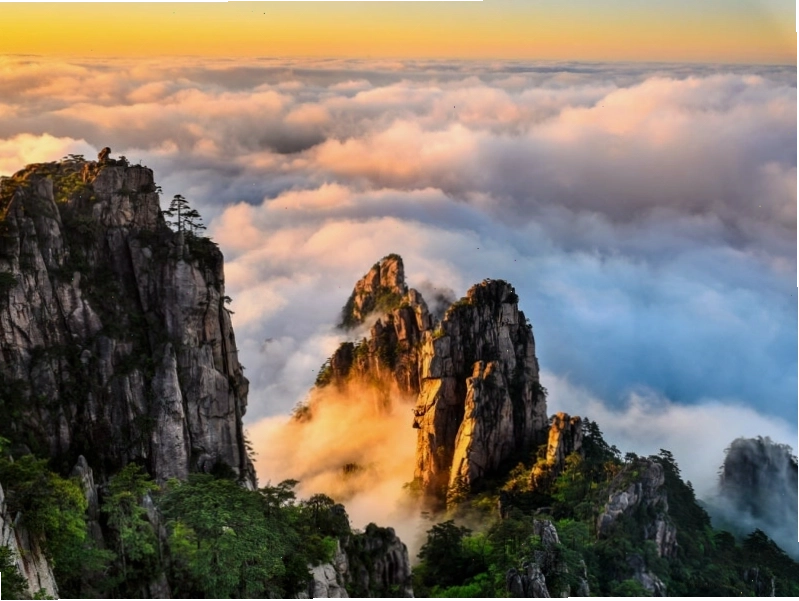 Cảnh quan núi non hùng vĩ của Thiên Sơn nhìn từ xa