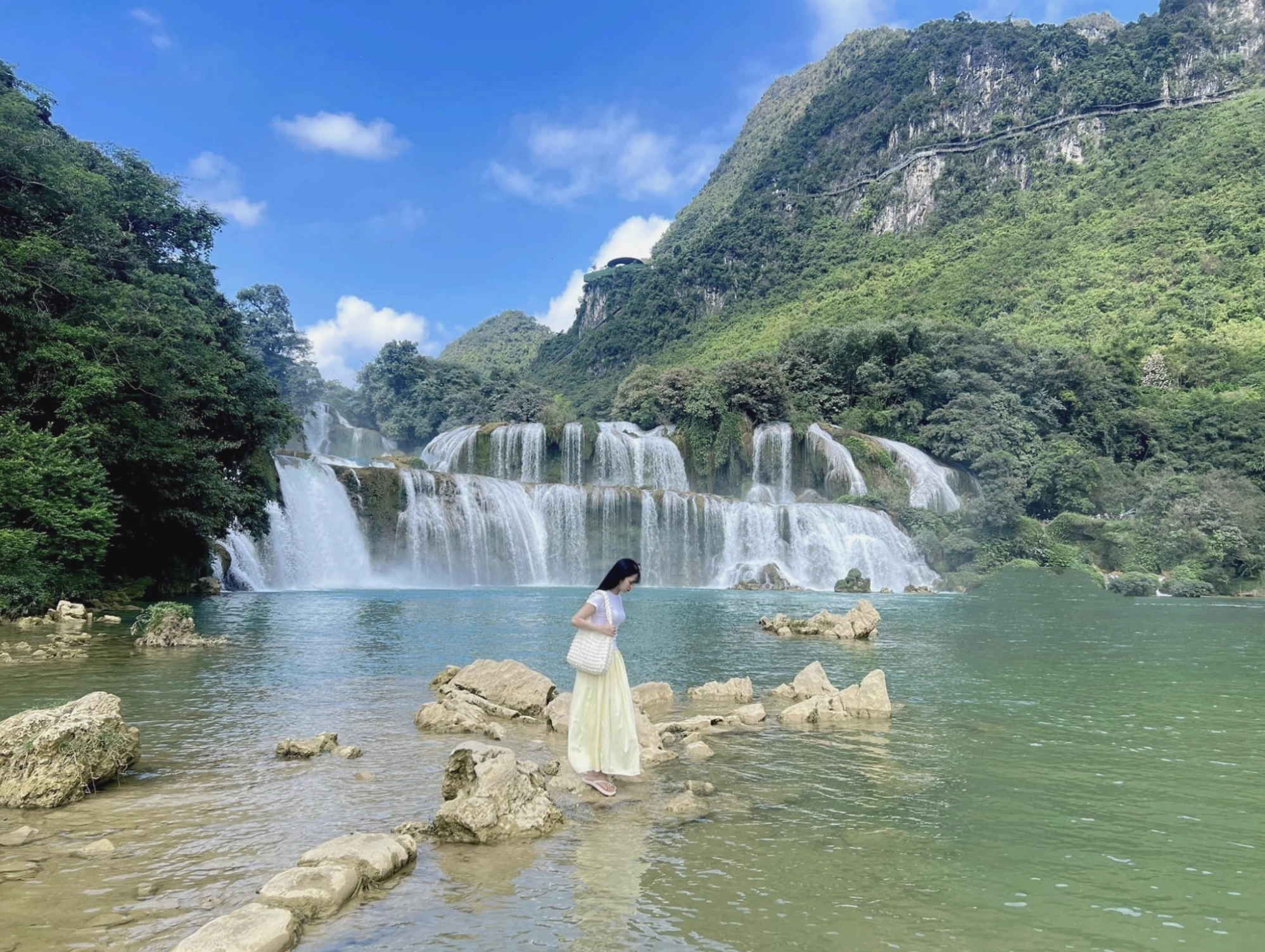 Cảnh quan núi rừng hùng vĩ nơi Thác Bản Giốc tọa lạc