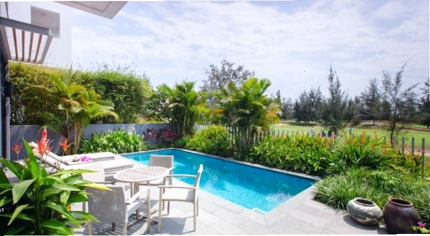 Cảnh quan sân golf nhìn từ Montgomerie Links Hotel & Villas