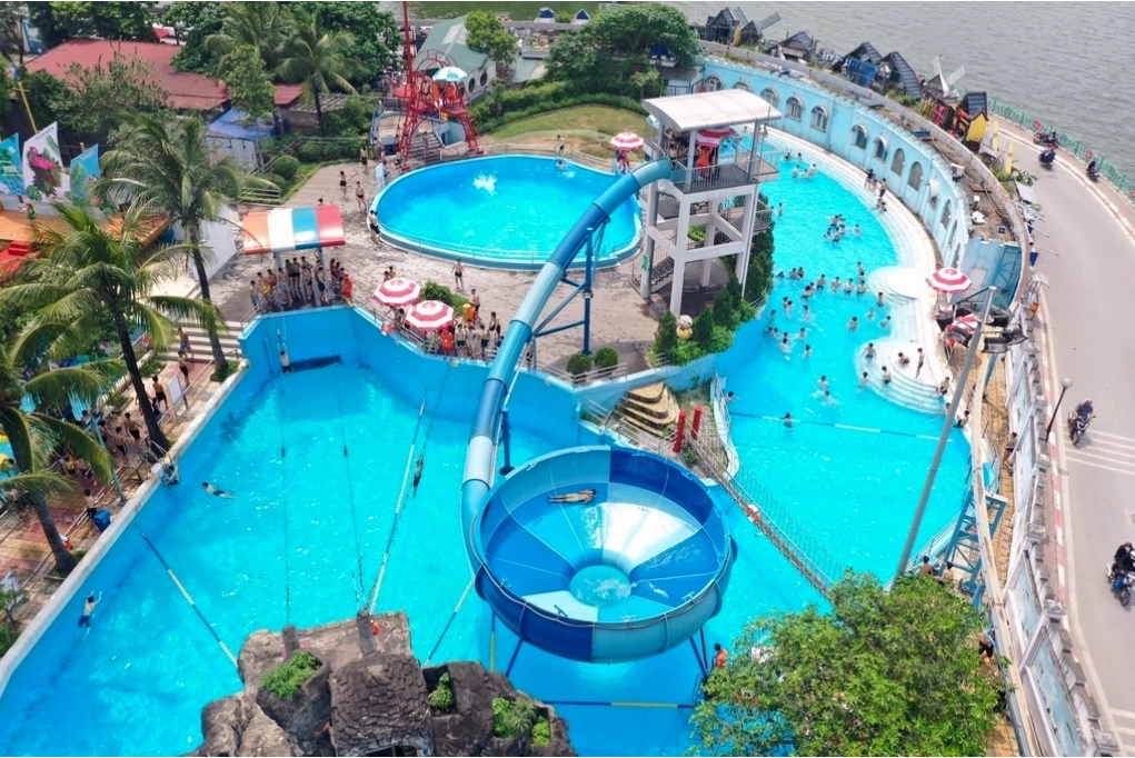 Cảnh quan sôi động tại Công viên Nước Hồ Tây với nhiều người tham gia các trò chơi dưới nước
