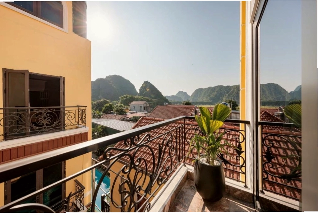 Cảnh quan Tam Cốc gần khách sạn