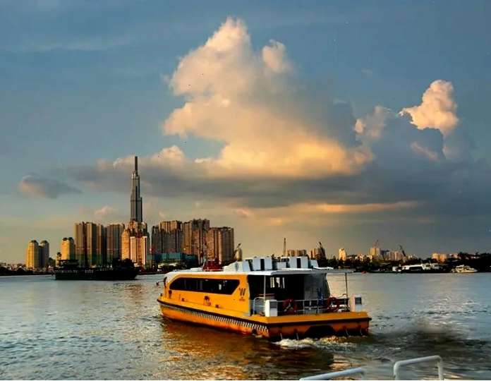 Cảnh quan thành phố nhìn từ waterbus trên sông Sài Gòn